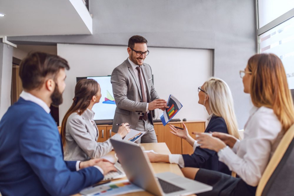 Sesión de formación empresarial con participantes y facilitador